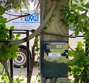 Técnicos instalando puerta automática de garaje en comunidad