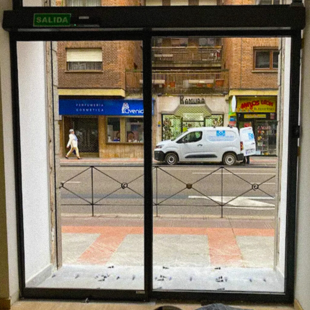 Puerta automática corredera de cristal para tienda