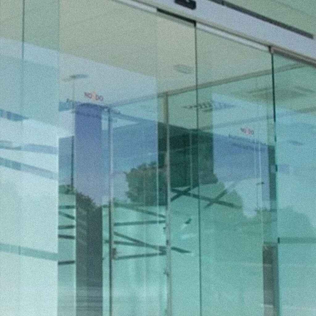 Puerta automática de cristal en farmacia con sensor