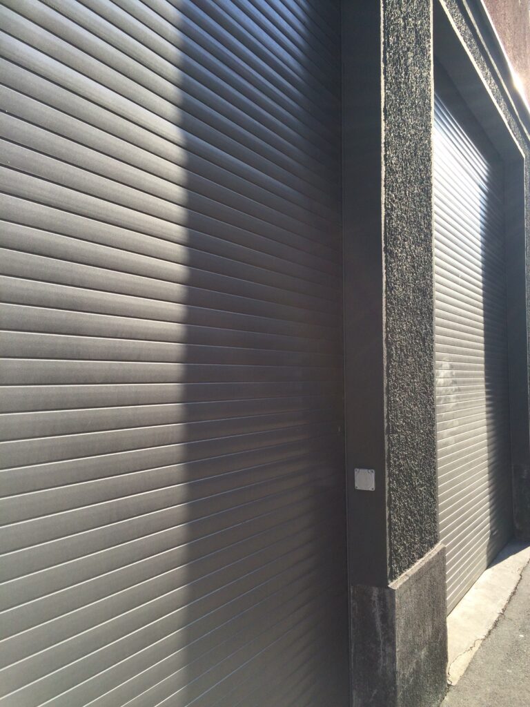 Puerta enrollable automática para local comercial