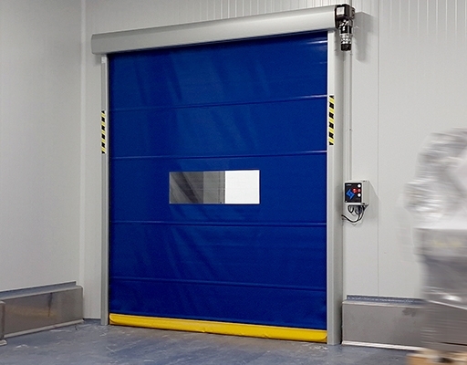 Puerta rápida enrollable automática instalada en entorno industrial o logístico