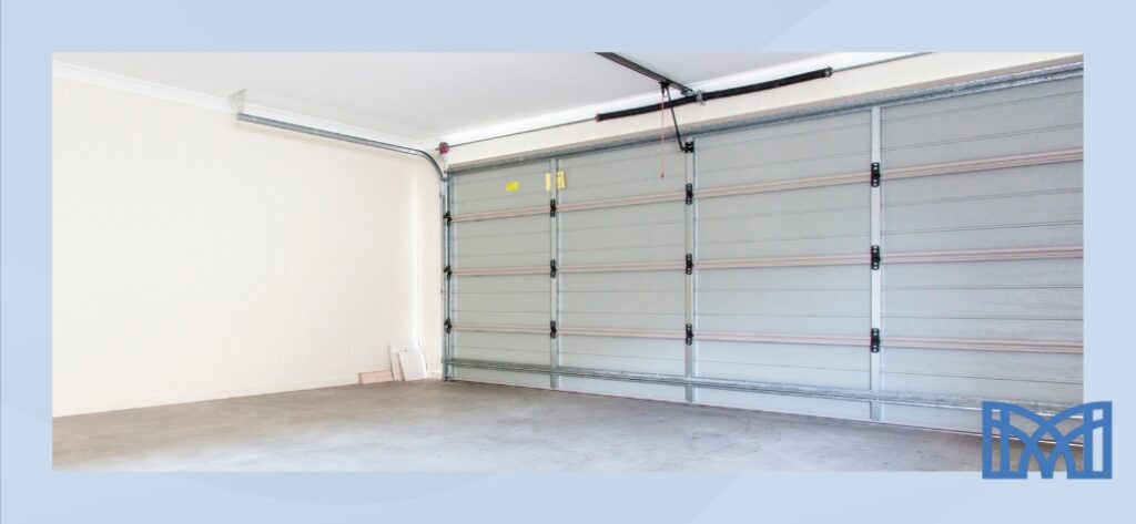Puertas automáticas en León seccional automática de garaje en estado cerrado, lista para revisión técnica