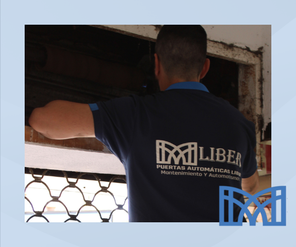 Técnico de Puertas Liber realizando instalación de puerta de garaje en León