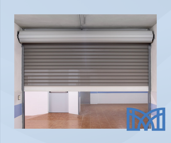 Puerta enrollable automática instalada en garaje privado en León
