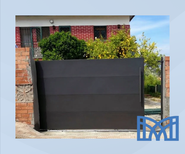 Puerta corredera automática instalada en vivienda unifamiliar en León