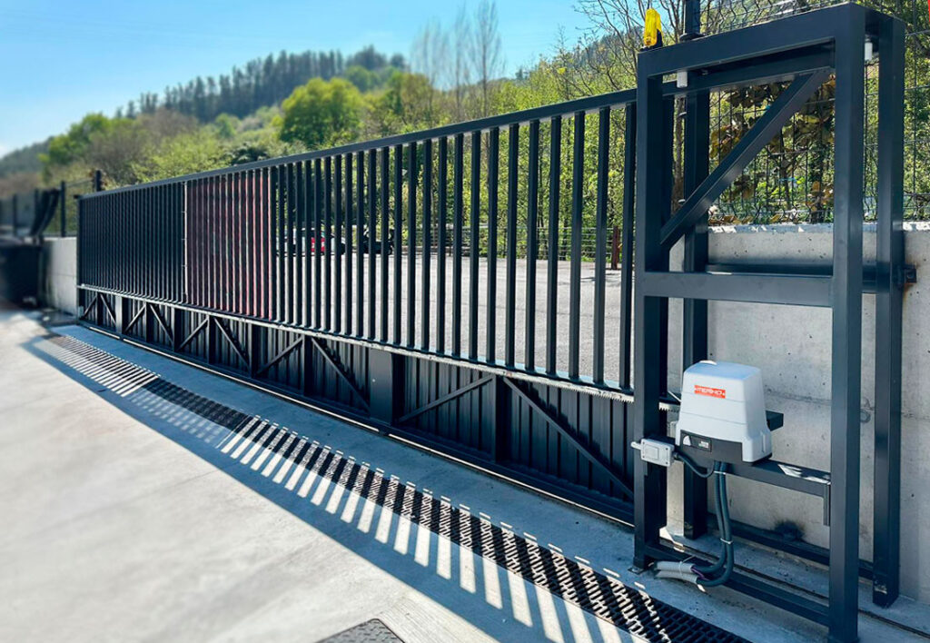 Puerta corredera automática industrial instalada con motor de alto rendimiento
