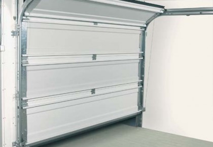 Puerta seccional automática de aluminio instalada en garaje residencial