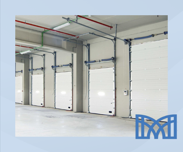 Filas de puertas automáticas seccionales en una nave industrial cumpliendo con la normativa CE en León